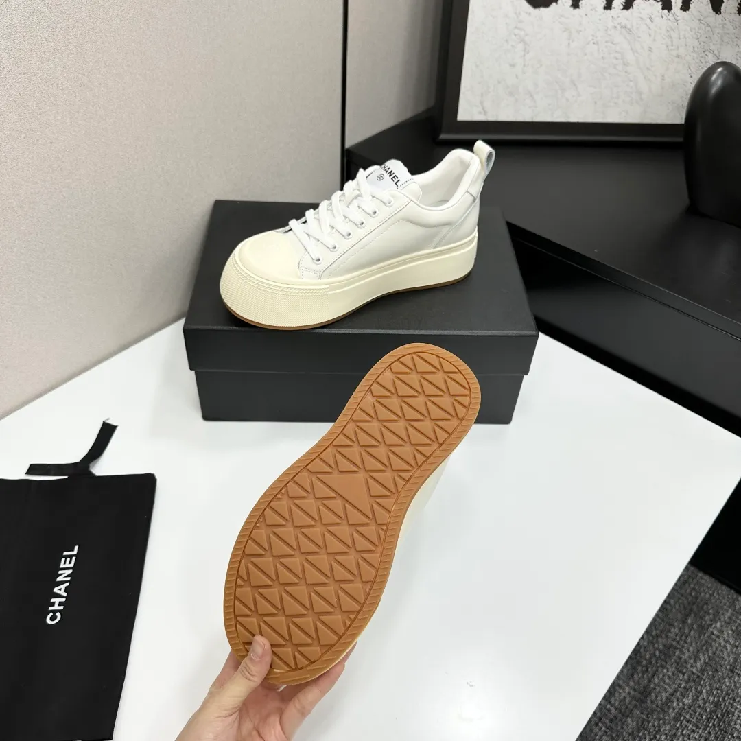 👟👟Ex-factory price 560👟👟Chanel Panda Shoes! 2025 counter's top casual sports shoes. This classic design; the upper is electro-embroidered with a variety of techniques; the outsole is fashionable and sporty; the unusual inclusion of a variety of color matching elements... The diversified mix and match is very good-looking and versatile, and can be used for leisure, fashion, sports, and outdoor... ꫛꫀꪝ Go➫ Materials: ❶Upper made of: original imported first-layer silk cowhide + original waterproof cloth + original first-layer cowhide ❷Inner lining: Breathable mesh ❸ Outsole based on: original TPU combination outsole, full set of boutique packaging for women 35–41